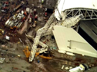 Illustration for article titled Crane Collapse At Brazil World Cup Stadium Kills 3